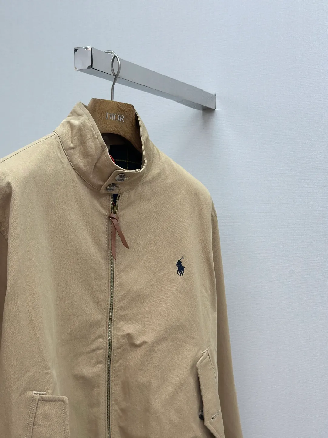 P550 Ralph Lauren embroidered zipper jacket. Customized elegant cotton fine twill fabric. Soft and silky. Comfortable against the skin. With khaki as the base color. Soft and unobtrusive. Just right to show a kind of restrained elegance. Exquisite pony logo is embellished with it. It brings an atmosphere of freedom and vitality and injects the soul charm of the brand. Simple and smooth lines outline a tall and straight figure. A unique and charming fashion masterpiece emerges. Process 1: Use imported machine embroidery process. Use advanced computer control systems and precision mechanical components to achieve the iconic pony embroidery operation with high precision and smooth and delicate lines. Process 2: Template machine bag opening. The preset template guides the position, shape and size of the bag opening. The accuracy ensures the quality of the bag opening effect. Process 3: Infrared positioning cutting bed uses infrared emitters and infrared receivers to achieve precise positioning of materials. The accuracy can reach the micron level, thereby meeting the effect of high-precision cutting of plaid alignment. Process 4: The fabrics are washed. Better hand feel, not easy to deform, not easy to shrink, not easy to fade, maintain long-term beauty Accessories: Customized Ralph Lauren horn buckle, Customized Ralph Lauren zipper, Customized leather lanyard, Customized Ralph Lauren trademark Version: Loose version Size: S M L XL